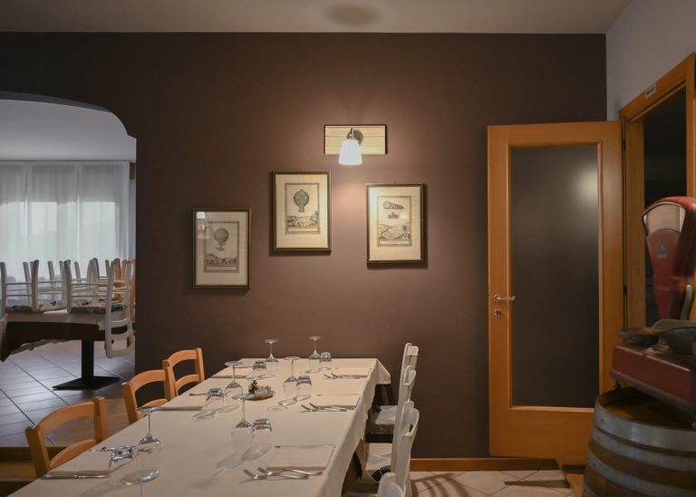 sala ristorante con problemi di luce, colore e identità visiva, prima del nuovo posizionamento di marca