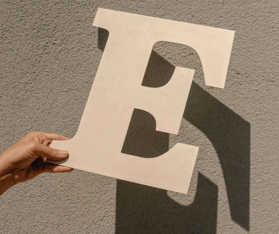 La lettera E diventa esempio di uso delle parole e delle lettere per composizioni grafiche e progettazioni di loghi